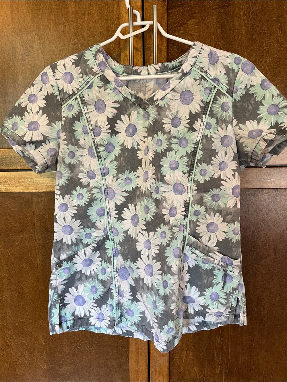 Floral Daisy Print Scrub Top in Lavender & Mint